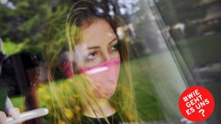 Symbolbild: Teenager mit Atemschutzmaske am Fenster (Quelle: dpa/Frank Hoermann)