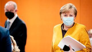 Bundeskanzlerin Angela Merkel (CDU) und Olaf Scholz (SPD), Bundesminister der Finanzen, nehmen an der Sitzung des Bundeskabinetts im Bundeskanzleramt teil. (Quelle: dpa/Nietfeld)