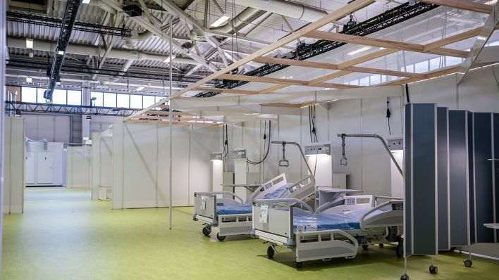 Archivbild: Erste leere Betten stehen im Corona-Behandlungszentrum Jaffestraße. (Quelle: dpa/M. Kappeler)