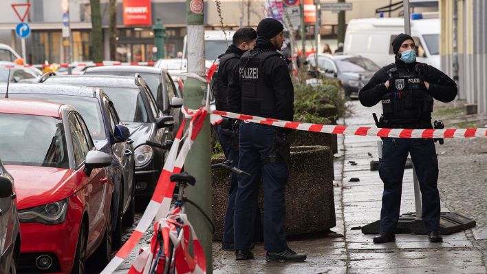 Archivbild: Polizeibeamte stehen an der Fritz-Reuter-Straße. Eine heftige Explosion hat in Berlin-Schöneberg Fensterscheiben und Autos beschädigt und einen großen Polizeieinsatz ausgelöst. (Quelle: dpa/P. Zinken)