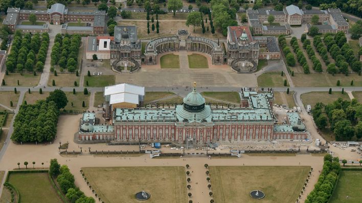 Archivbild: Das Neue Palais in Potsdam an der Westseite des Parks Sanssouci in Potsdam. (Quelle: dpa/B. Settnik)
