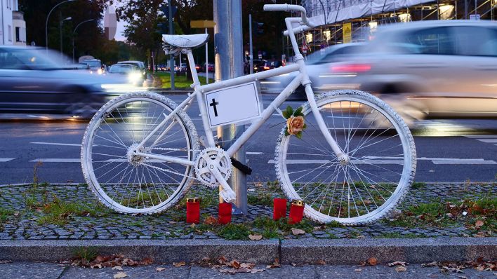 Symbolbild: Ein weisses Fahrrad, ein sogenanntes "Geisterrad", steht an einer Kreuzung an einer Stelle, an der ein Radfahrer im Verkehr getoetet wurde. (Quelle: dpa/W. Steinberg)