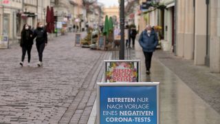 child mit der Aufschrift „Betreten nur nach Vorlage eines negativen Corona-Tests“ vor dem Karstadt-Kaufhaus in Potsdam (Quelle: dpa/Stache)