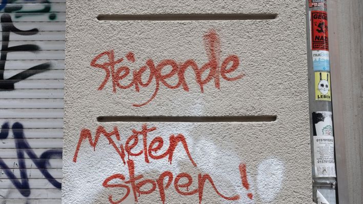 Symbolbild: "Steigende Mieten stopen" steht auf einer Hausfassade (Quelle: dpa/Paul Zinken)