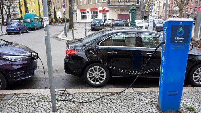 Elektroautos an einer Vattenfall InCharge Ladestation für Elektrofahrzeuge in Charlottenburg. Quelle: Geisler-Fotopress/dpa