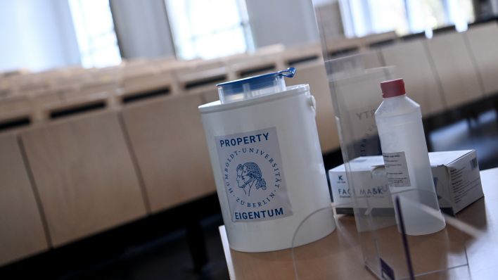 Selbsthergestelltes Desinfektionsmittel steht ein einem Hörsaal der Humboldt Universität zu Berlin vor beginn des Berliner Wintersemesters 2020/21. Quelle: dpa/Britta Pedersen