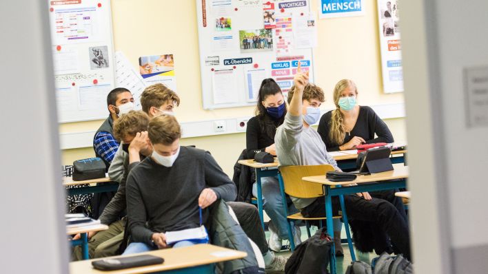 Schüler der 13. Jahrgangsstufe sitzen in einem Klassenzimmer. Quelle: dpa