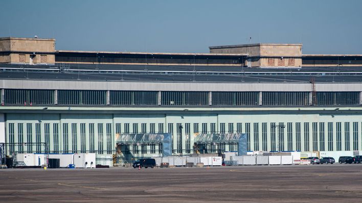 In den Hangars des ehemaligen Flughafens Tempelhof wird am 8. März das sechste Berliner Impfzentrum eröffnet. (Quelle: dpa/Christophe Gateau)