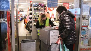 Eine Frau kauft am 08.03.2021 in Dortmund über die Terminvergabe "Click and Meet" in einem Laden ein (Bild: imago images/Anja Cord)