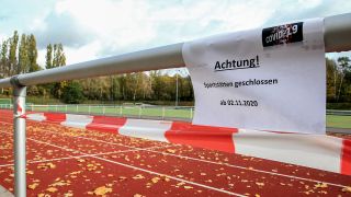 Ein Sportplatz in Berlin, geschlossen wegen Corona (Quelle:imago/Anderas Gora)