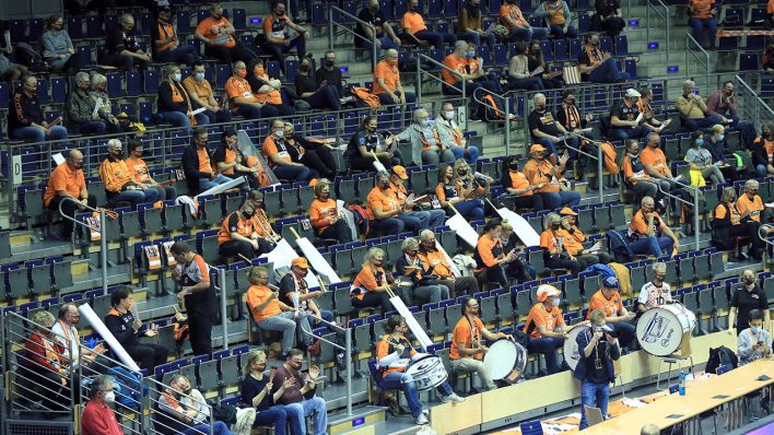 Fans der BR Volleys sitzen mit Abstand und Maske in der Max-Schmeling-Halle (Quelle: imago images/Nordphoto)