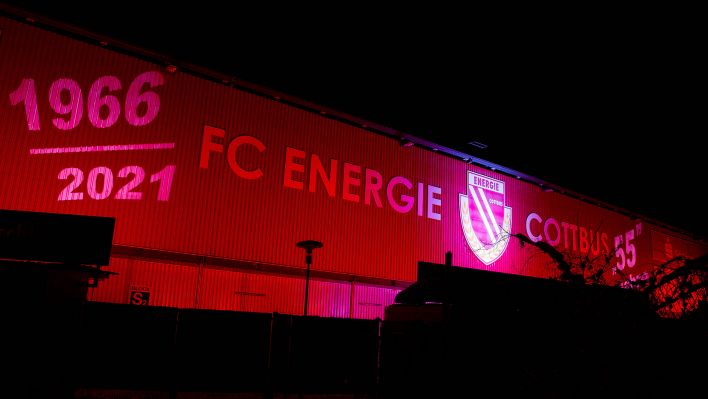 Das Cottbuser Stadion der Freundschaft anlässlich des 55. Vereinsjubiläum rot angestrahlt. Quelle: imago images/Fotostand