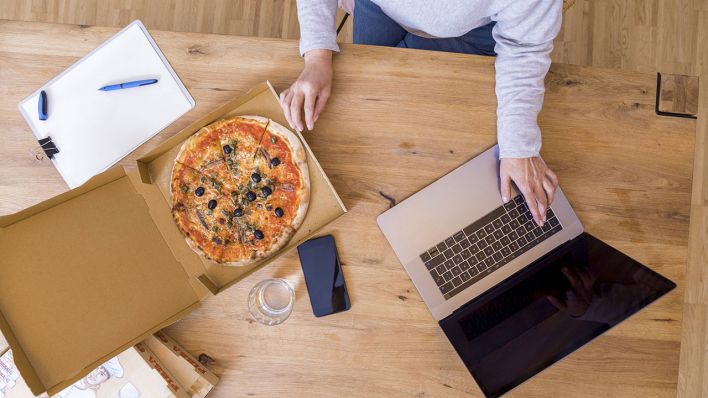 Fastfood im Homeoffice (Bild: imago images / Westend61)