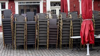 Gestapelte Stühle und Tische vor einem geschlossenen Restaurant im Holländischen Viertel aufgrund der Verbreitung des Coronavirus, Potsda (Quelle: imago-images)