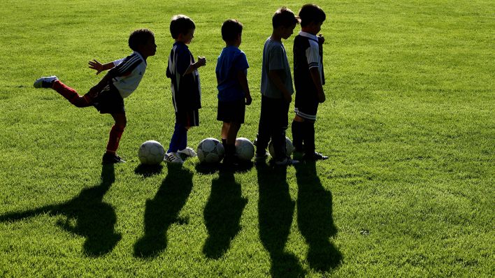 Archivbild: Kinder beim Fussballtraining in Berlin im Jahr 2007. (Quelle: imago images)