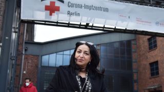 Dilek Kalayci (SPD) vor einem Corona-Impfzentrum in Berlin (Quelle: imago images/Ralf Müller)