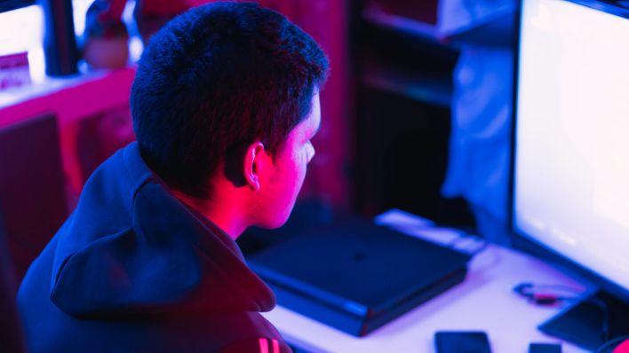 Ein Jugendlicher sitzt vor einem Computer (Quelle: imago images/Cavan)