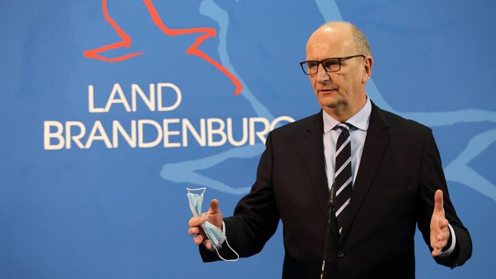 Dietmar Woidke bei einer Pressekonferenz am 18.03.2021. (Quelle: imago images/Martin Müller)