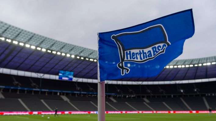 Wehende Hertha-Eckfahne im Olympiastadion (Quelle: Imago Images / Tilo Wiedensohler)