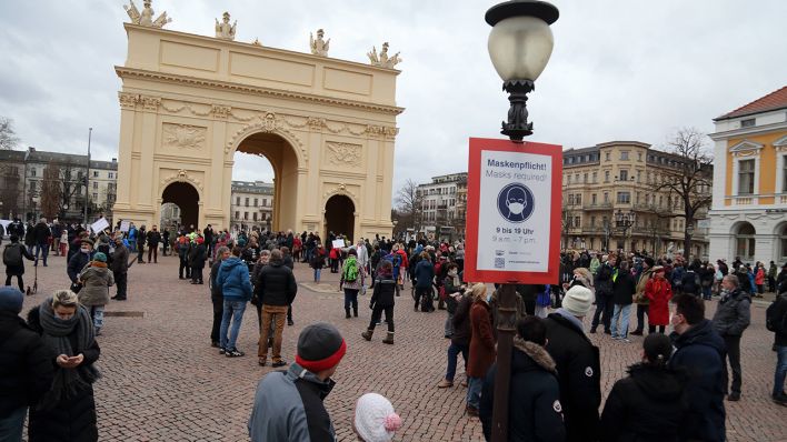 Symbolbild: Versammelte Menschen nach einer abgesagten Kundgebung gegen die Maßnahmen zur Eindämmung der Coronavirus-Pandemie am Brandenburger Tor in Potsdam, 13. März 2021. (Quelle: imago images/M. Müller)