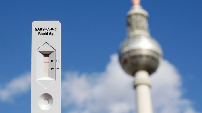 Negativer Sars-Cov-2-Antigentest. Im Hintergrund der Berliner Fernsehturm (Quelle: imago images/Gabsch)