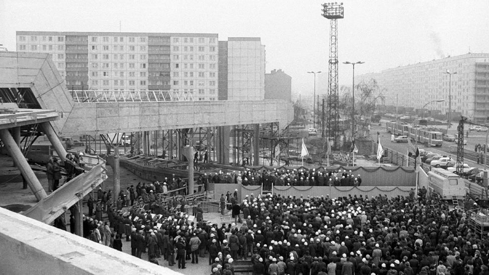 Archivbild: Richtfest am Sport- und Erholungszentrum (SEZ) in Berlin Ost, 1980. (Quelle: imago images/W. Schulze)
