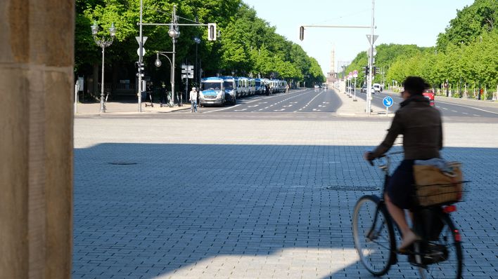 Polizisten stehen am Vormittag des 24.05.2021 vor dem Brandenburger Tor. (Quelle: rbb|24/Winkler)