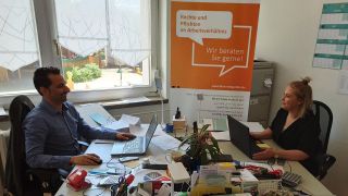 Edris Rasuly und Susanne Riepe sitzen im Büro der "Fairen Integration" in Cottbus (Quelle: rbb/Vera Block)