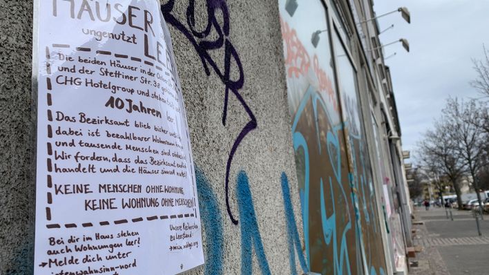 Leerstehendes Wohnhaus in Berlin-Mitte mit Notiz von Mieteninitiative (Quelle: rbb/Sebastian Schöbel)