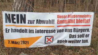 Auf einem Plakat in Königs Wusterhausen steht "Unser Bürgermeister Ennulat bleibt!", aufgenommen im März 2021. (Quelle: rbb/Oliver Soos)