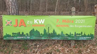 Auf einem Plakat steht "Ja zur Abwahl… des Bürgermeisters", aufgenommen im März 2021 in Königs Wusterhausen. (Quelle: rbb/Oliver Soos)