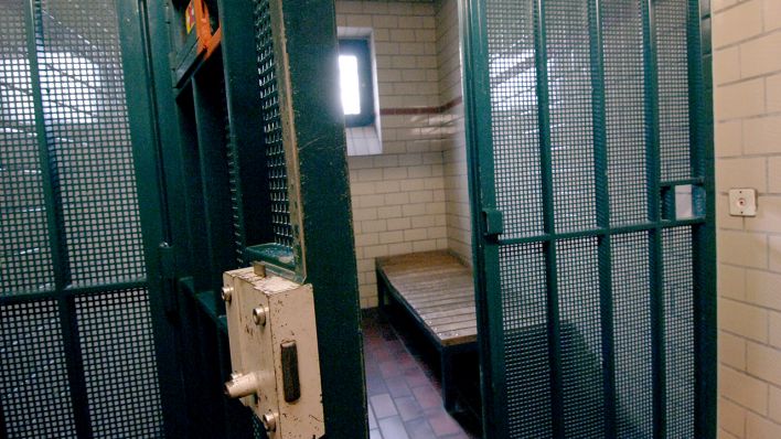 Archivbild: Die geöffnete Tür einer Arrestzelle und eine darin befindliche Pritsche in der Gefangenensammelstelle der Berliner Kriminalpolizeidirektion. (Quelle: dpa/S. Kugler)