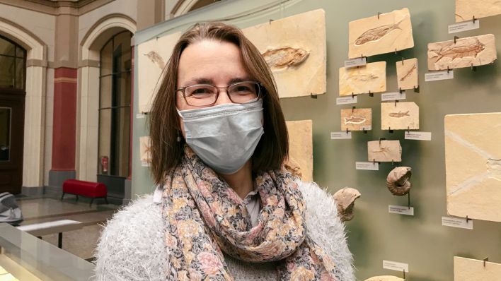 Dr. Gesine Steiner, die Pressesprecherin des Naturkundemuseums, freut sich wieder Besuchende im Museum empfangen zu können und hofft, dass diese Öffnung länger hält, als letzten Sommer. (Quelle: rbb/Chiara Kempers)
