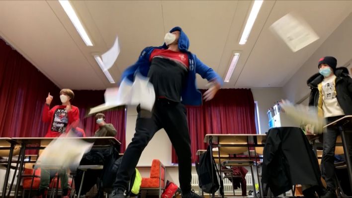 Robin Grimm, Lehrer an der Gemeinschaftsschule Campus Efeuweg in Berlin-Neukölln, produziert mit seinen Schüler*innen ein Tanz-Video. (Bild: rbb)