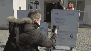 Ein Mann scannt einen QR-Code für einen kostenlosen Corona-Schnelltest in Berlin-Wilmersdorf (Bild: rbb)