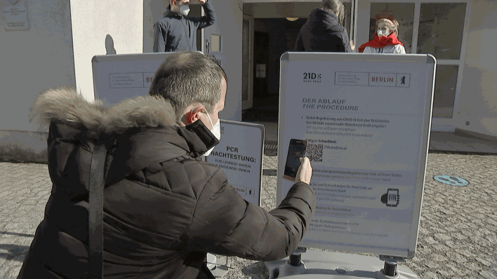 Ein Mann scannt einen QR-Code für einen kostenlosen Corona-Schnelltest in Berlin-Wilmersdorf (Bild: rbb)