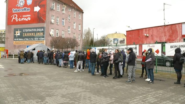 Menschen warten auf den Corona-Test an der polnischen Grenze, Bild: rbb