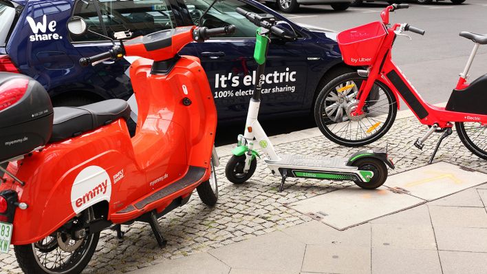 Ein Elekto-Roller vom Emmy Sharing (l-r) ein E-Tretroller von Lime und ein E-Bike von Jump stehen am 15.08.2019 an der Zimmestraße in Berlin-Mitte vor einem Elektroauto von We Share. (Quelle: dpa/Wolfram Steinberg)