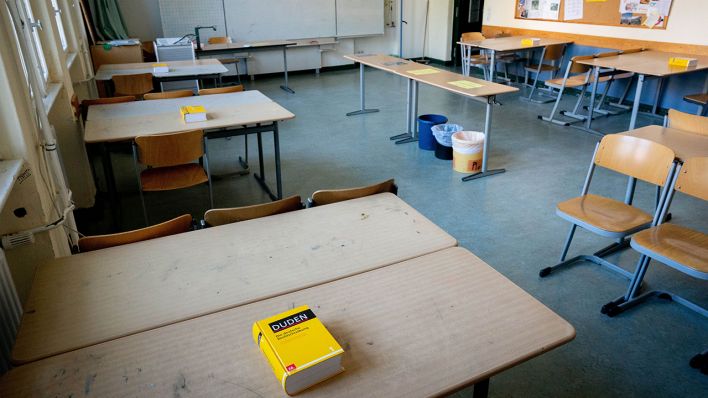 Archivbild: Ein Duden liegt am 20.04.2020 für die Schüler in einem Klassenraum des Rheingau-Gymnasiums für die Abiturprüfungen bereit. (Quelle: dpa/Kay Nietfeld)