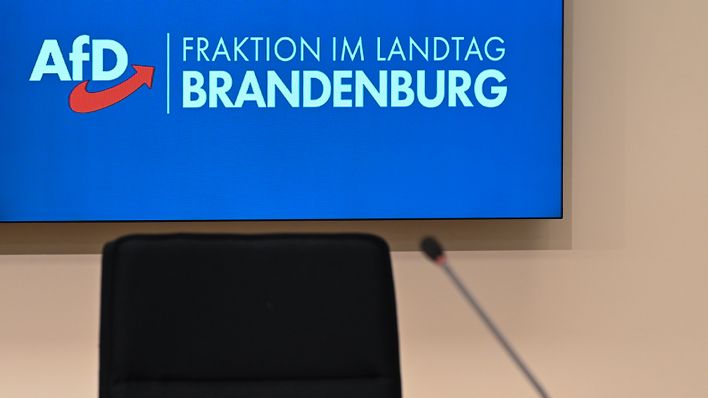 Symbolbild: Ein leerer Platz ist am 18.08.2020 vor Beginn der Pressekonferenz der AfD zu Ergebnissen der Sitzung der Fraktion im Landtag von Brandenburg zu sehen. (Quelle: dpa/Patrick Pleul)