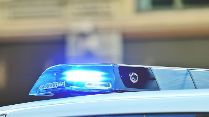 Das Blaulicht auf eine eine Polizeistreifenwagen, Symbolbild (Quelle: dpa / Daniel Kubirski)