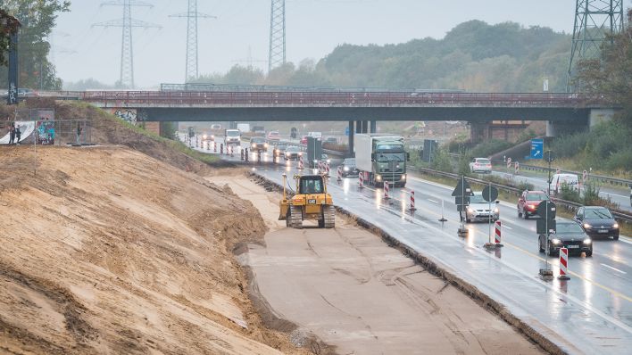 Autos und LKW fahren am 08.10.2020 auf der Autobahn A10 an der Anschlussstelle Birkenwerder vorbei. (Quelle: dpa/Soeren Stache)