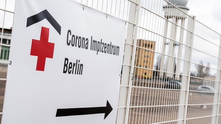 Das Impfzentrum im ehemaligen Flughafen Berlin-Tempelhof wird am 15.04.2021 temporär geschlossen. Aufnahme vom 16.03.2021. (Quelle: dpa/Christophe Gateau)