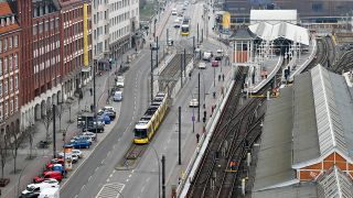Blick auf die Schienen der U-Bahn und der Straßenbahn in Friedrichshain am U-Bahnhof Warschauer Straße am 24.03.2021. (Quelle: dpa/Jens Kalaene)