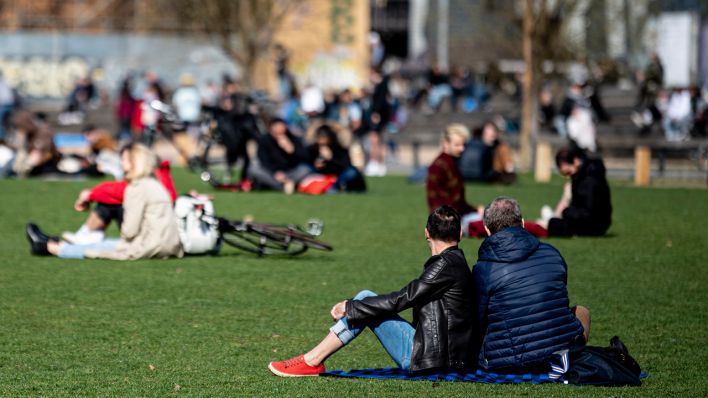 Ein Paar entspannt sich am 02.04.2021 im Berliner Park am Gleisdreieck. (Quelle: dpa/Fabian Sommer)