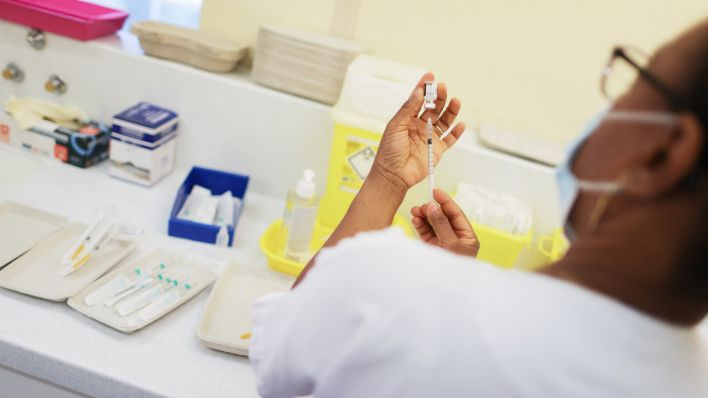 Eine Krankenschwester bereitet ein Impfstoff vor (Quelle: dpa/Moritz Thibaud)