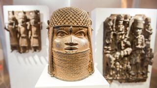 Drei Stücke, die zu den Benin-Bronzen gezählt werden, im Hamburger Museum für Kunst und Gewerbe (Quelle: DPA/Daniel Bockwoldt)