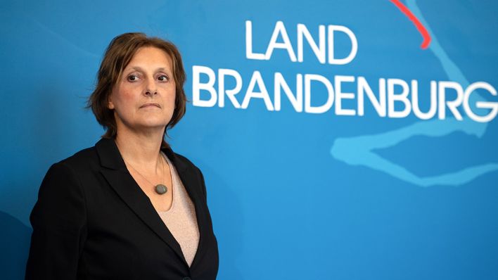 Britta Ernst (SPD), Brandenburger Ministerin für Bildung, Jugend und Sport, nach der Kabinettssitzung während einer Pressekonferenz (Bild: dpa/Soeren Stache)