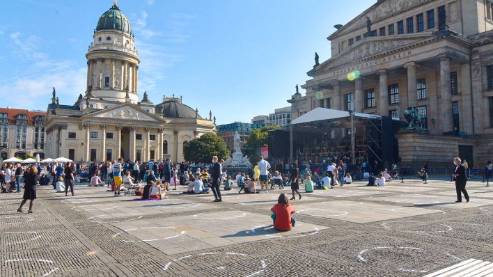 Mit Sicherheitsabstand in weissen aufgemalten Kreisen und Voranmeldung nehmen Menschen im Juni 2020 an der Fete de La Musique auf dem Gendarmenmarkt teil (Bild: imago images/Peter Meiflner)