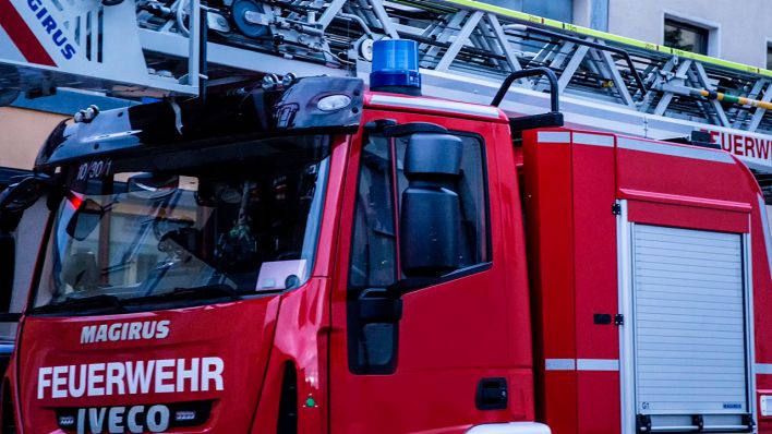 Symbolbild. Ein Feuerwehrfahrzeug ist im Sommer 2020 in Bamberg im Einsatz (Bild: dpa/K. Schmitt)
